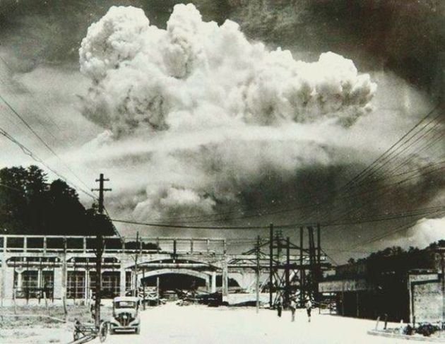Fallout awan di atas kota Nagasaki Jepang, 20 menit setelah bom atom pada tahun 1945