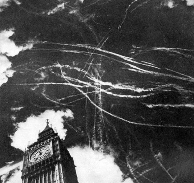 Contrails di atas London setelah pertempuran udara antara pesawat Inggris dan Jerman. September 1940